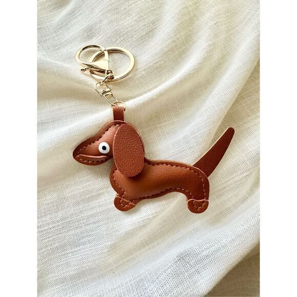 Brown faux leather dachshund keychain - Picture 2 of 3
